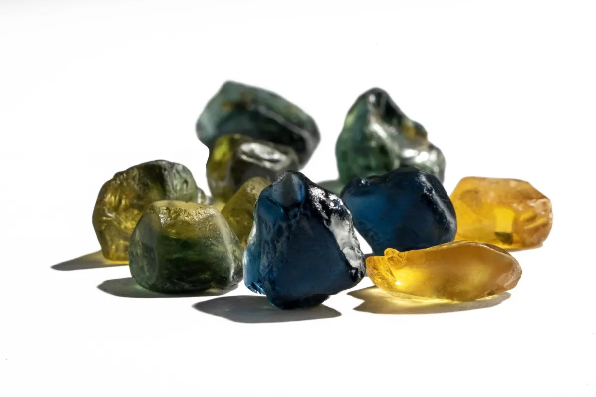 Sapphire là biến thể màu (colour variety) của khoáng vật corundum (Al2O3)