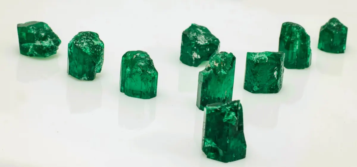 Emerald (lục bảo ngọc, ngọc lục bảo) là biến thể màu xanh lục quý giá nhất của khoáng vật beryl (Be3Al2Si6O18)